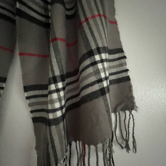 SUPER SOFT AND STYLISH SCARF. - Picture 3 of 4